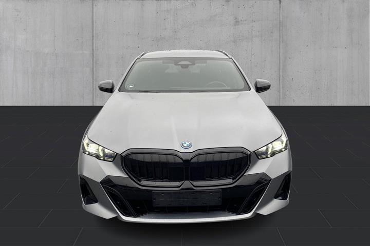Grå BMW i5 fra 2025