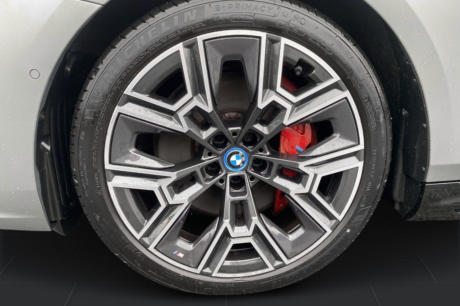 Grå BMW i5 fra 2025