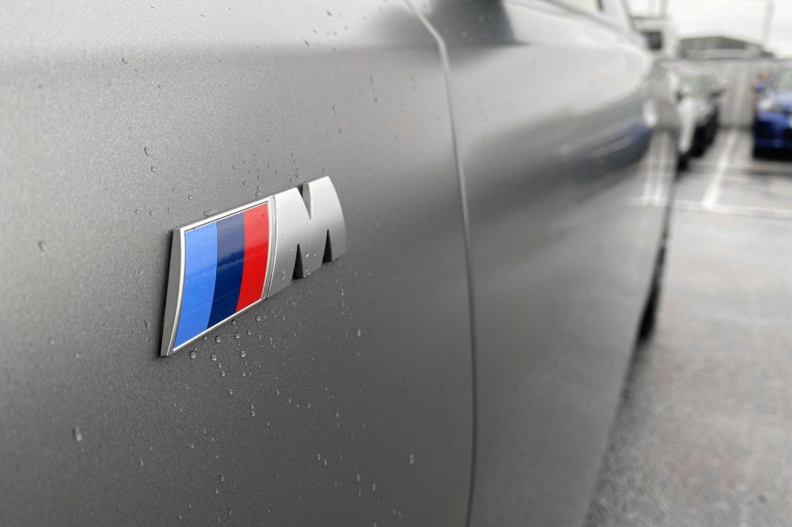 Grå BMW i5 fra 2025