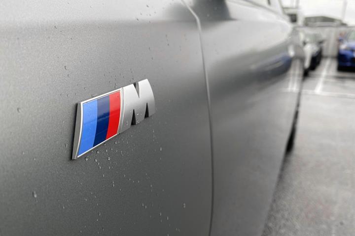 Grå BMW i5 fra 2025