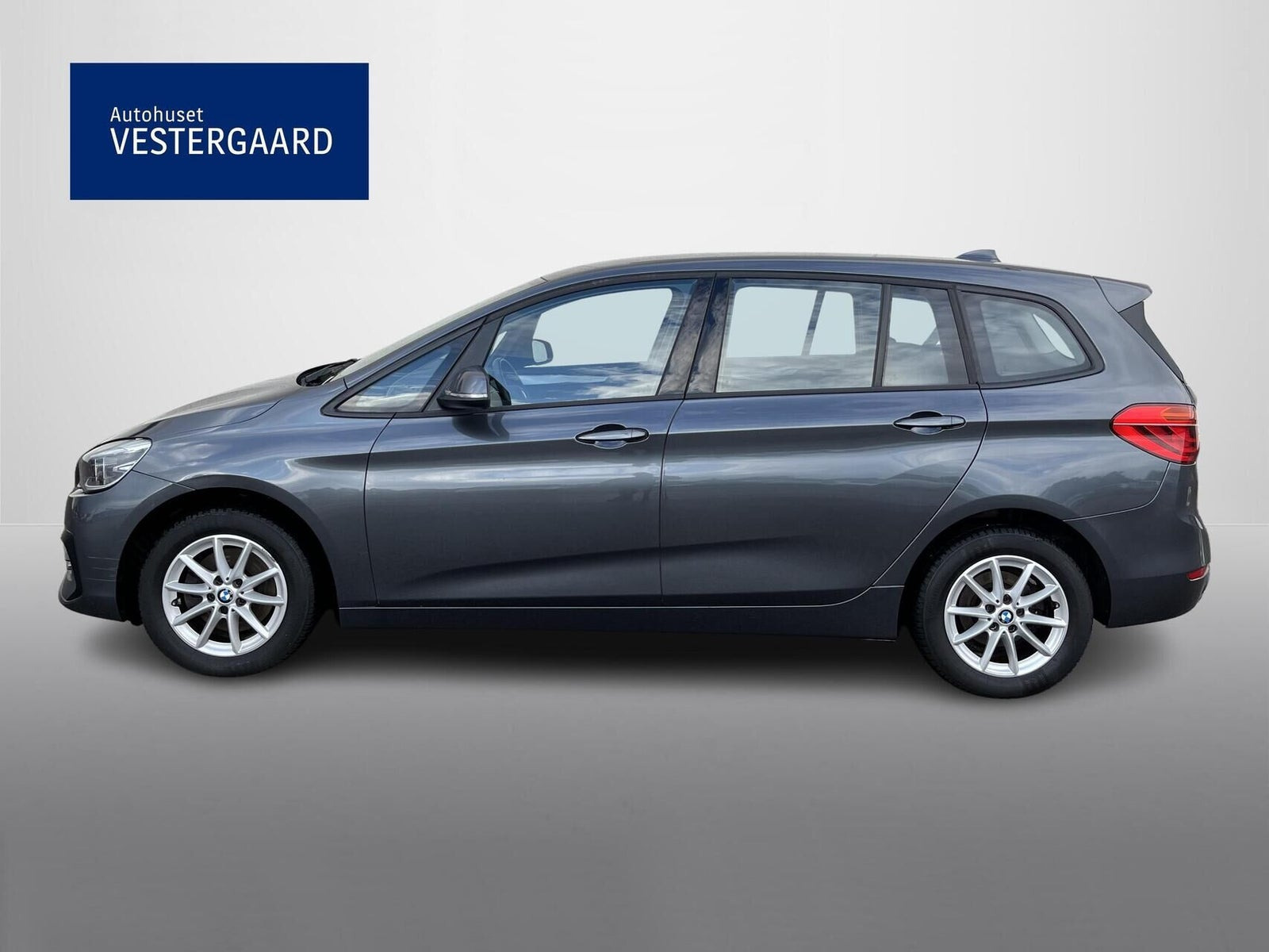 Grå BMW 218i fra 2020