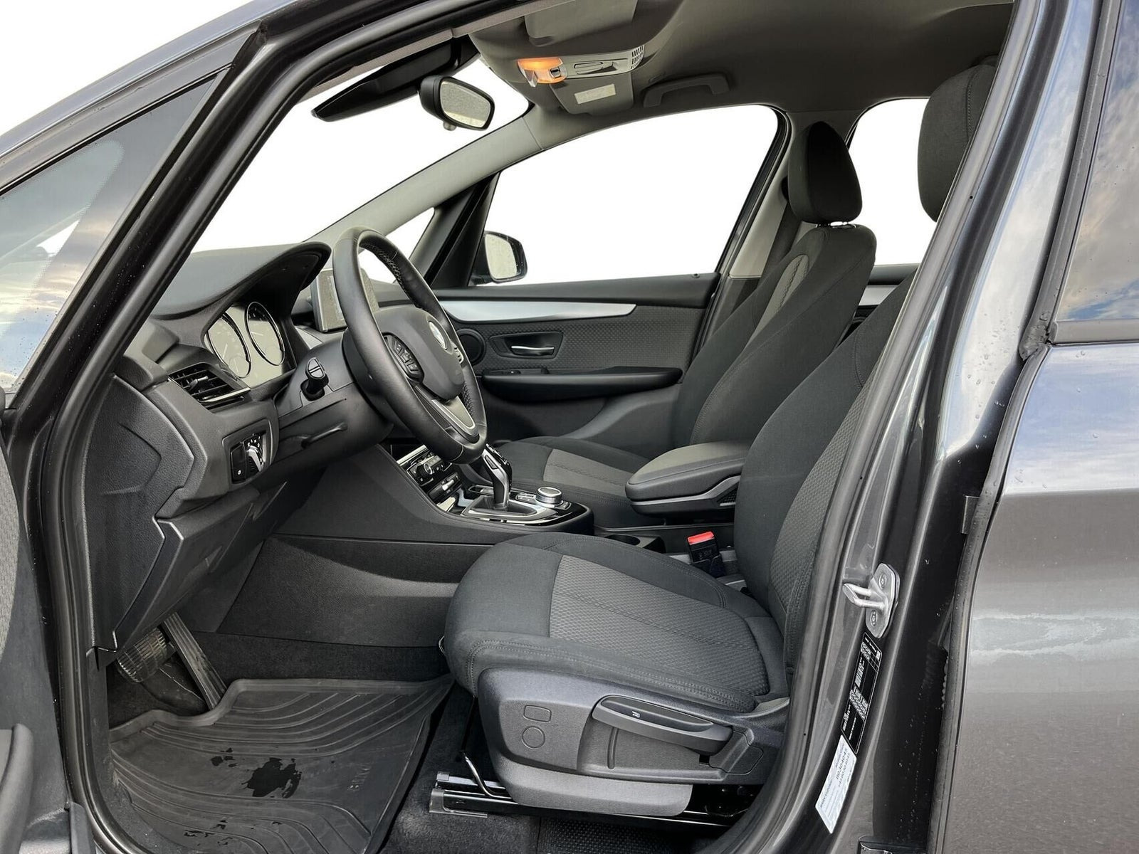 Grå BMW 218i fra 2020