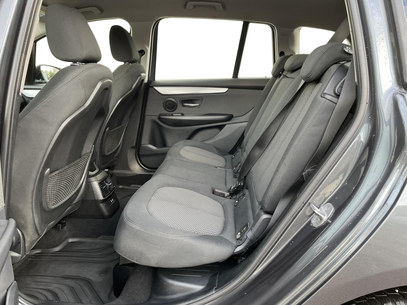 Grå BMW 218i fra 2020