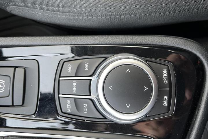 Grå BMW 218i fra 2020