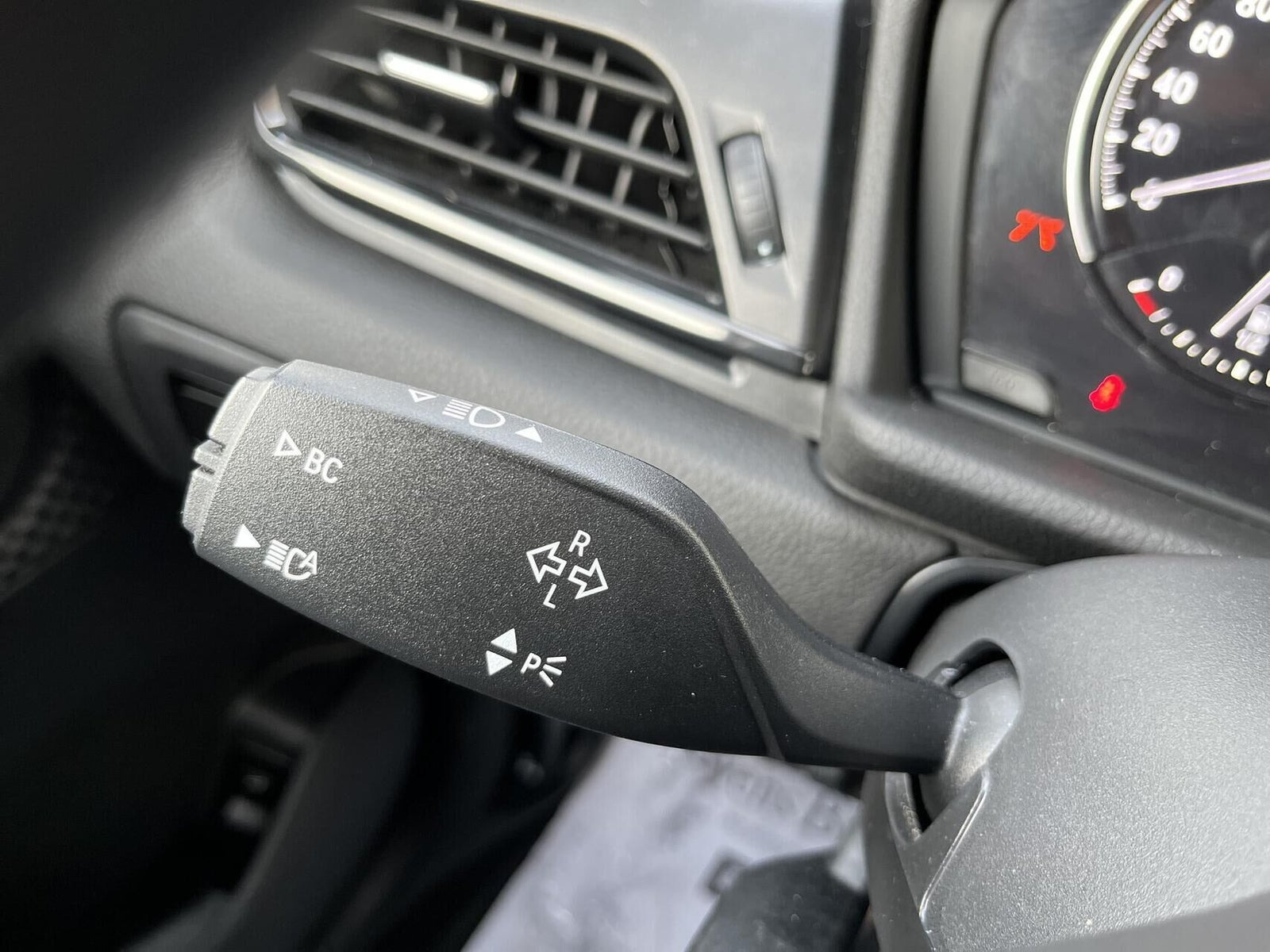 Grå BMW 218i fra 2020