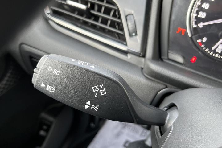 Grå BMW 218i fra 2020