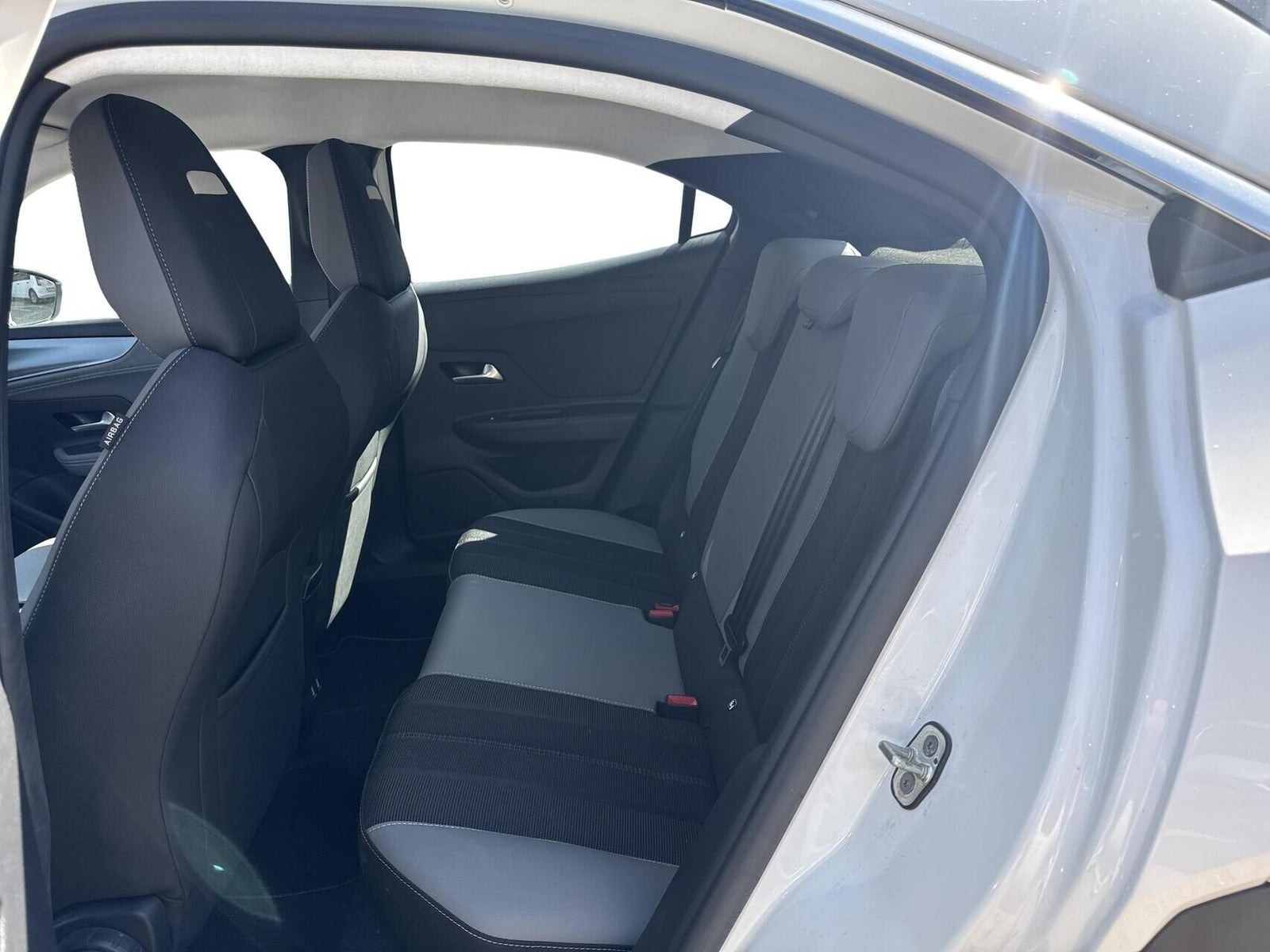 Hvid Opel Mokka-e fra 2022