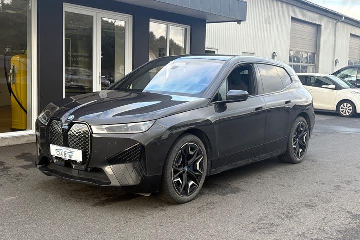 Grå BMW iX fra 2024