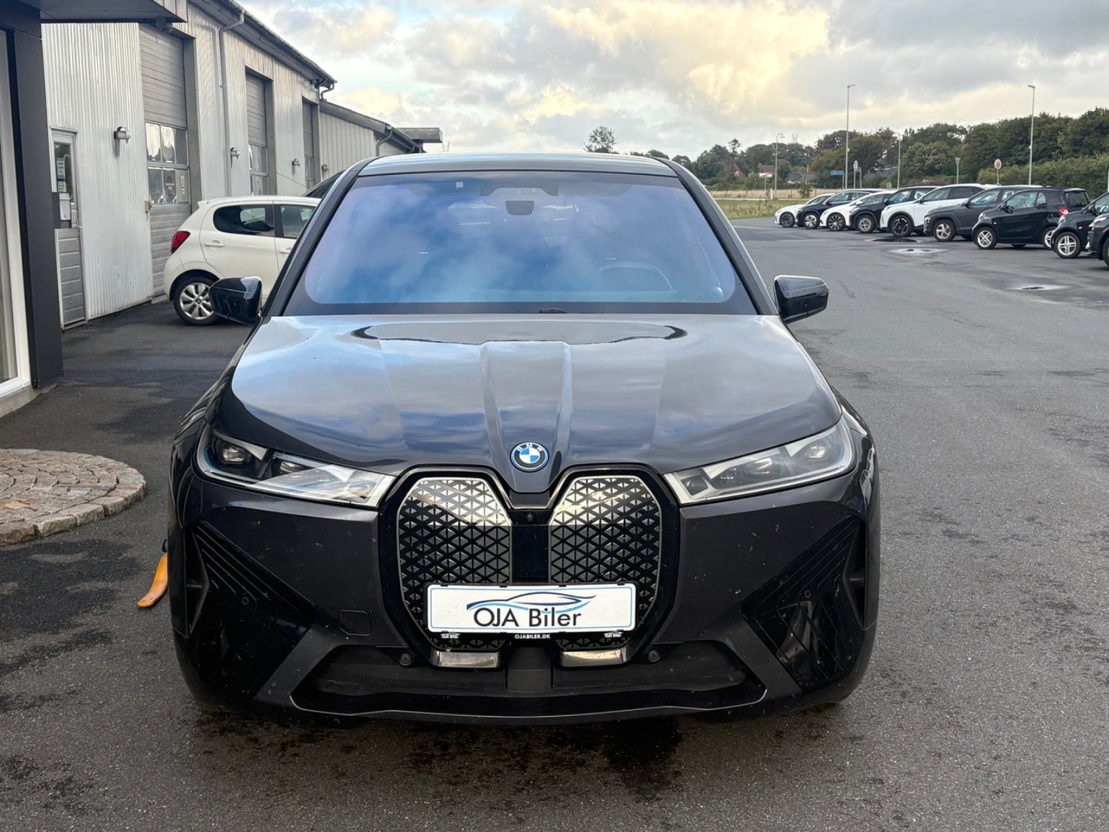 Grå BMW iX fra 2024