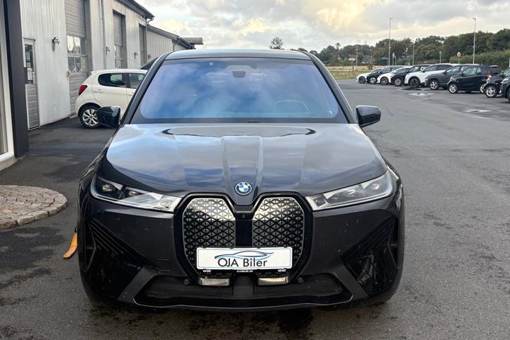Grå BMW iX fra 2024