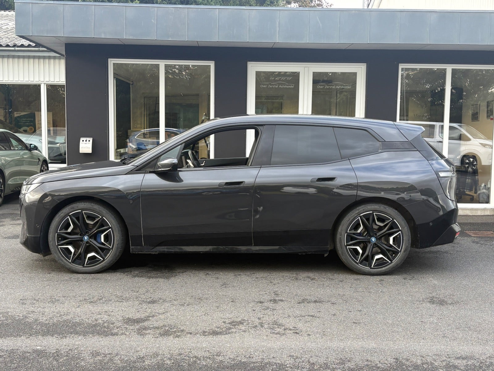 Grå BMW iX fra 2024