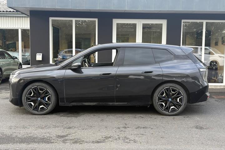 Grå BMW iX fra 2024