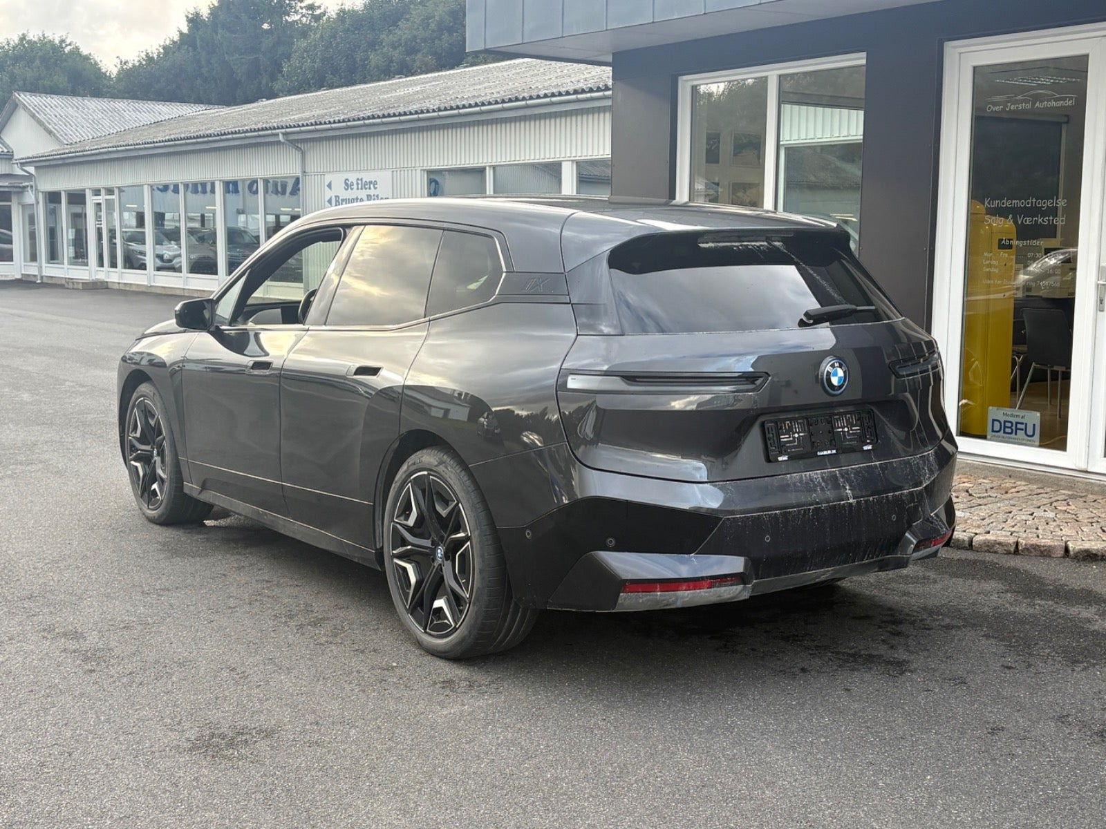 Grå BMW iX fra 2024