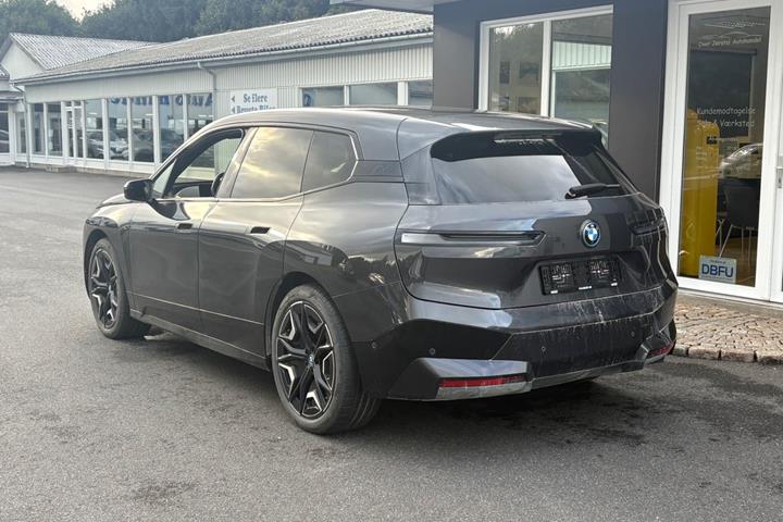 Grå BMW iX fra 2024