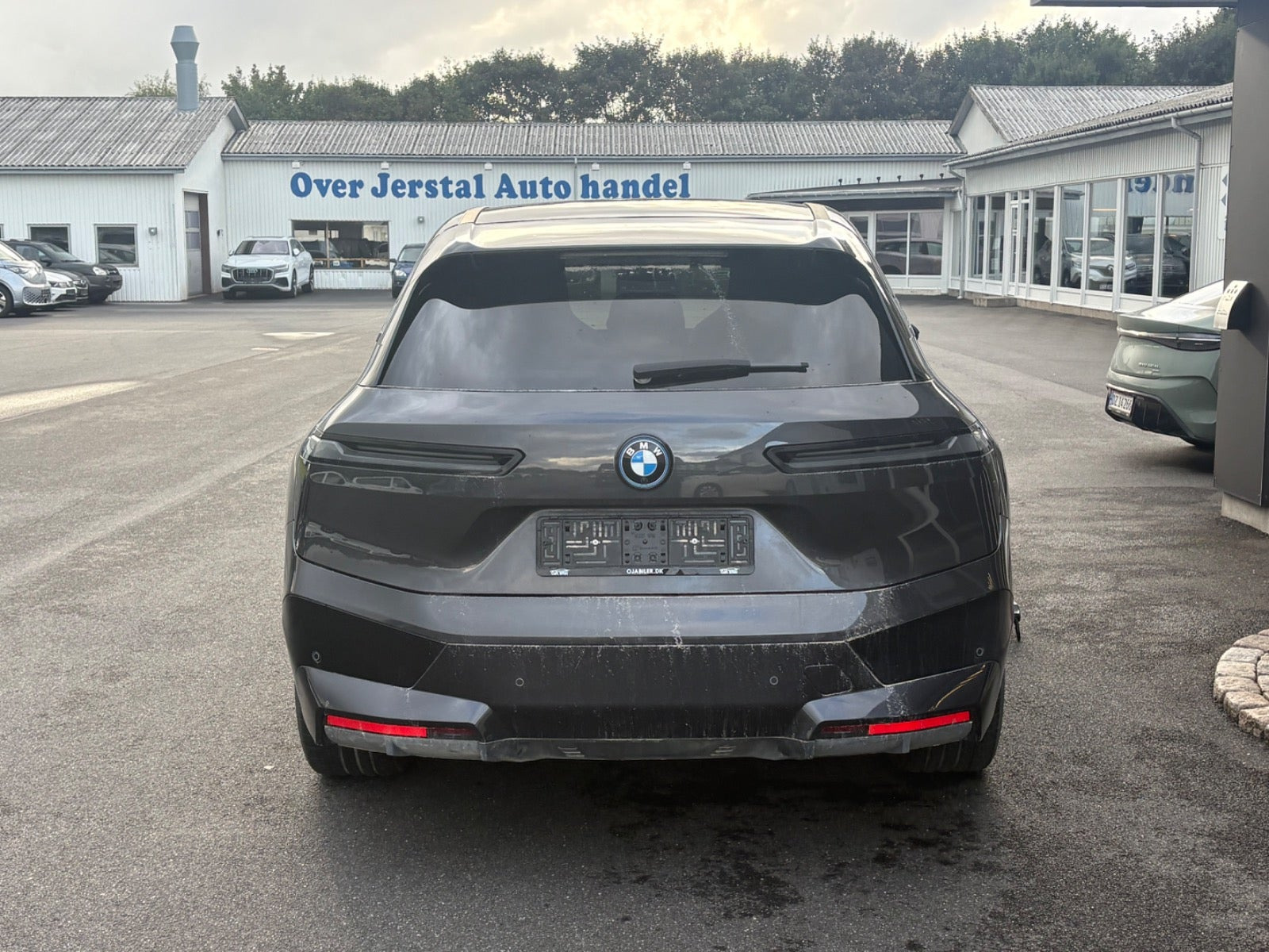 Grå BMW iX fra 2024