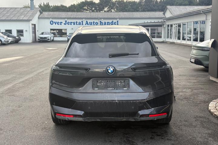 Grå BMW iX fra 2024