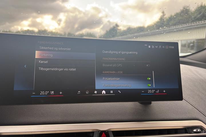 Grå BMW iX fra 2024
