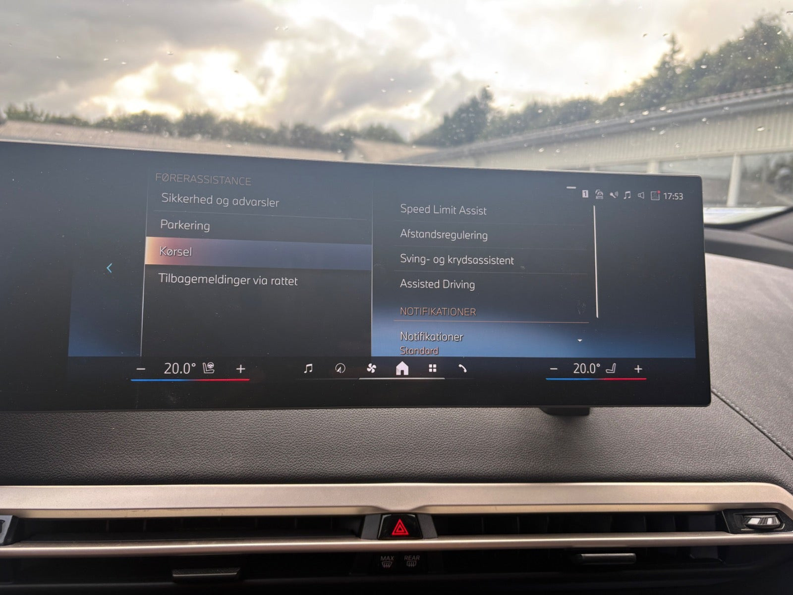 Grå BMW iX fra 2024
