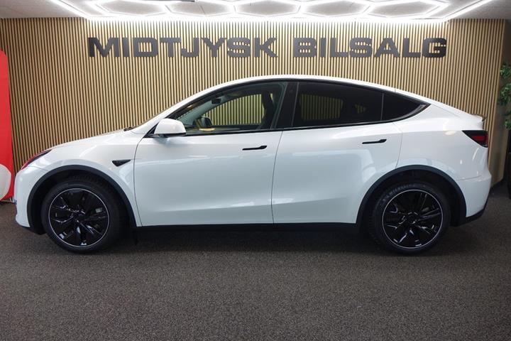 Hvid Tesla Model Y fra 2023