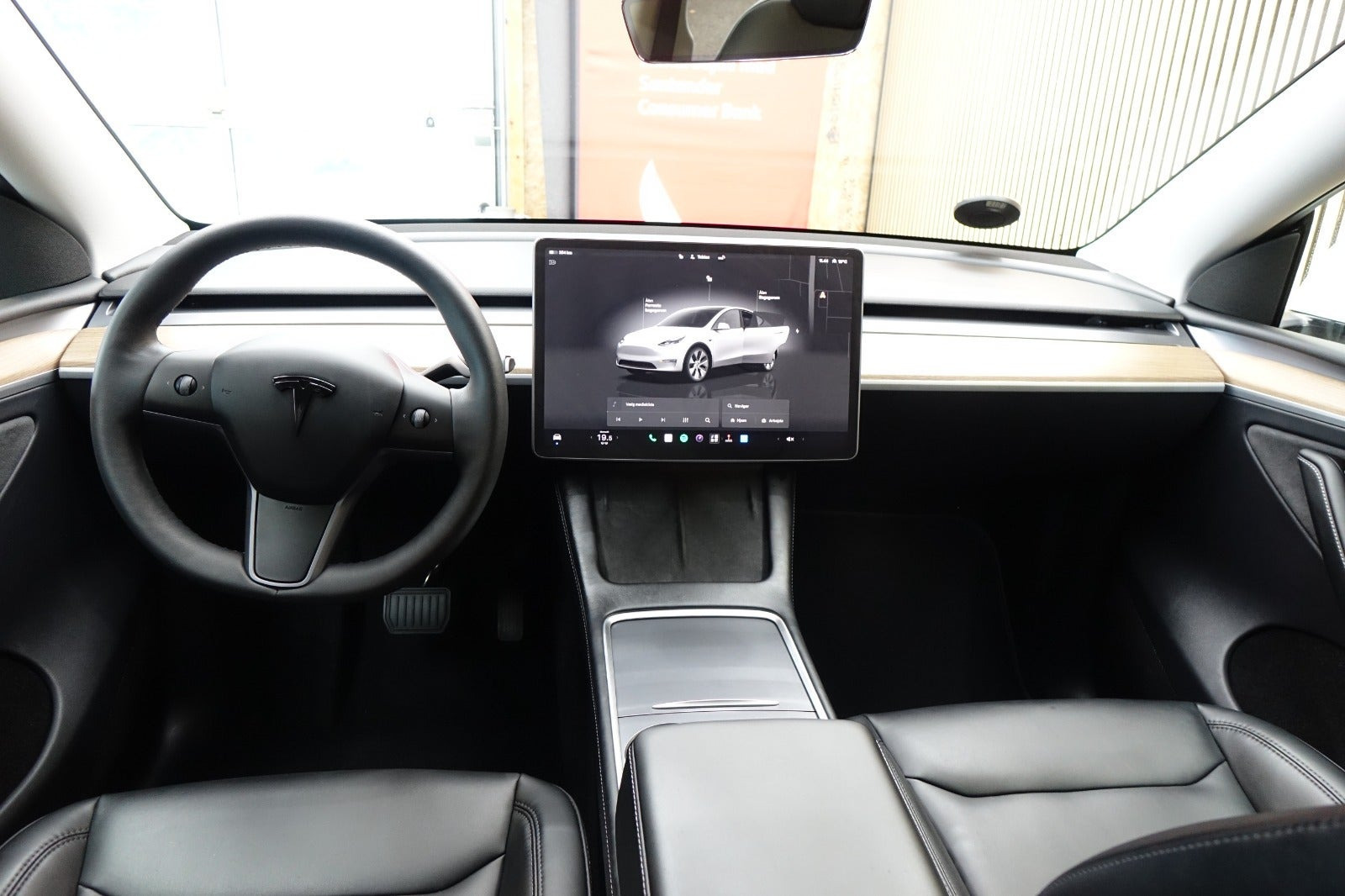 Hvid Tesla Model Y fra 2023