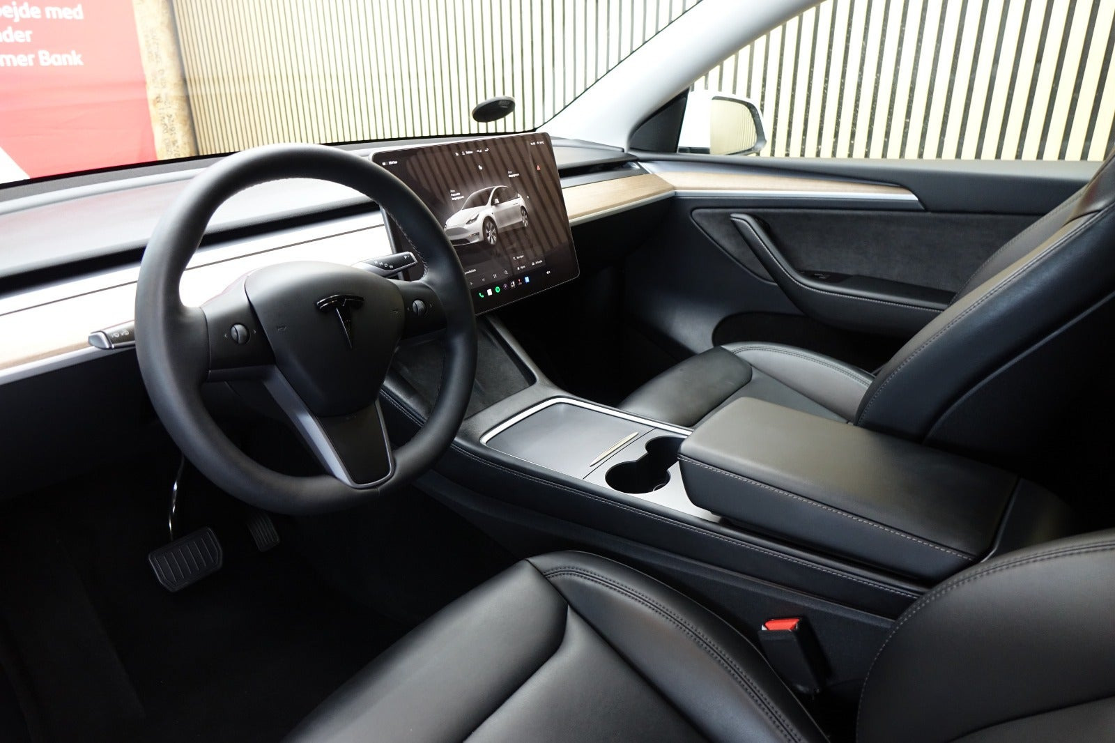 Hvid Tesla Model Y fra 2023