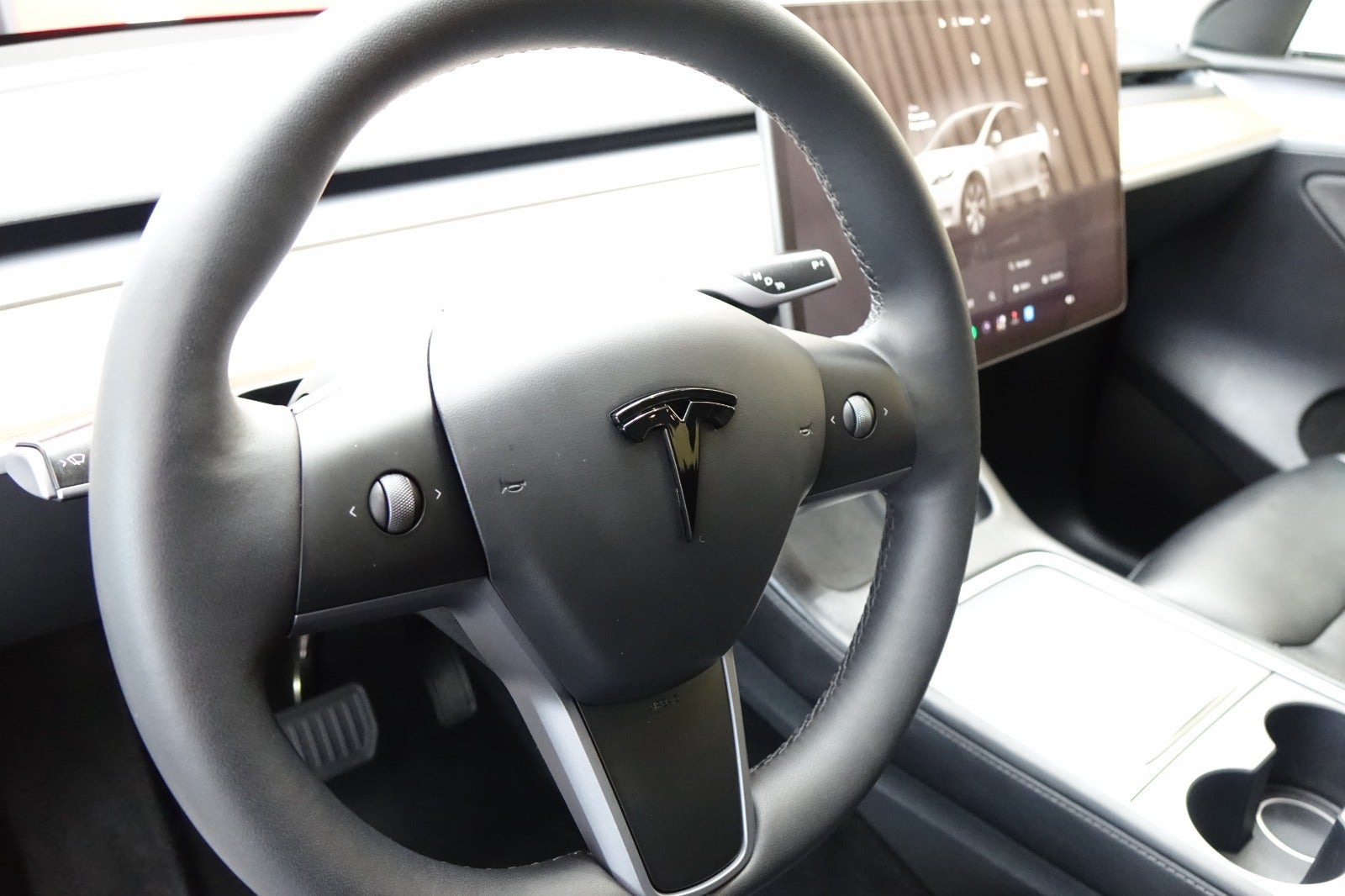 Hvid Tesla Model Y fra 2023