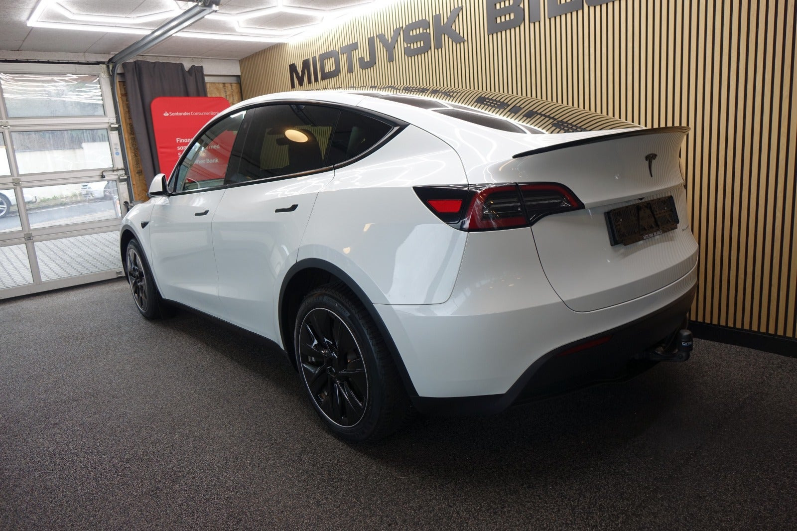 Hvid Tesla Model Y fra 2023