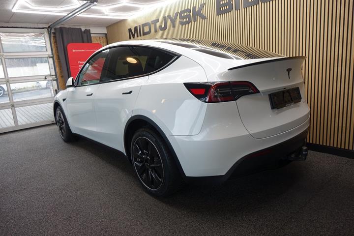 Hvid Tesla Model Y fra 2023