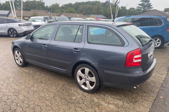 Grå Skoda Octavia fra 2007