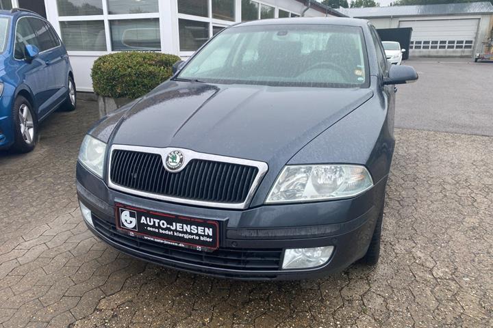 Grå Skoda Octavia fra 2007