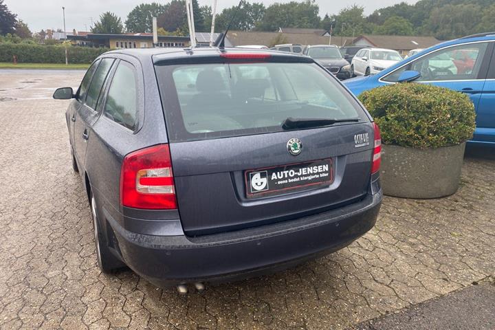Grå Skoda Octavia fra 2007