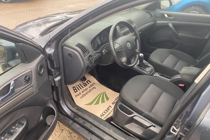 Grå Skoda Octavia fra 2007