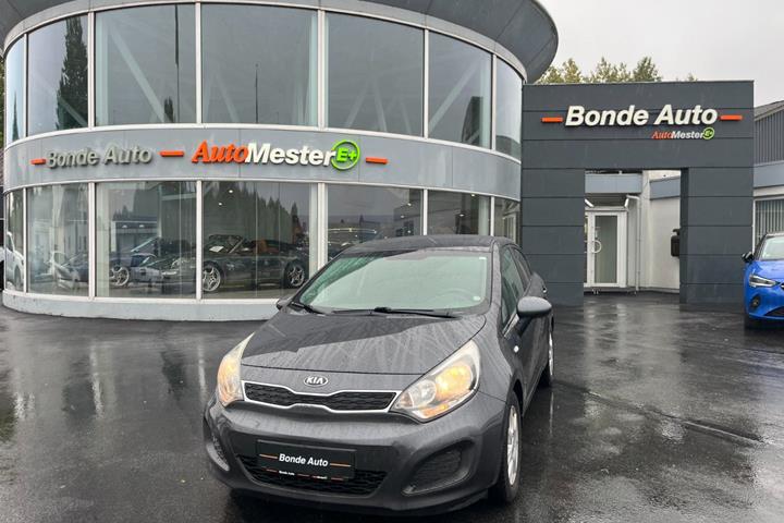 Grå Kia Rio fra 2014