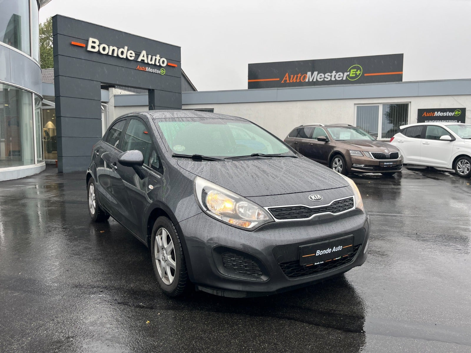 Grå Kia Rio fra 2014
