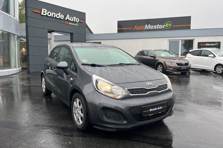 Grå Kia Rio fra 2014