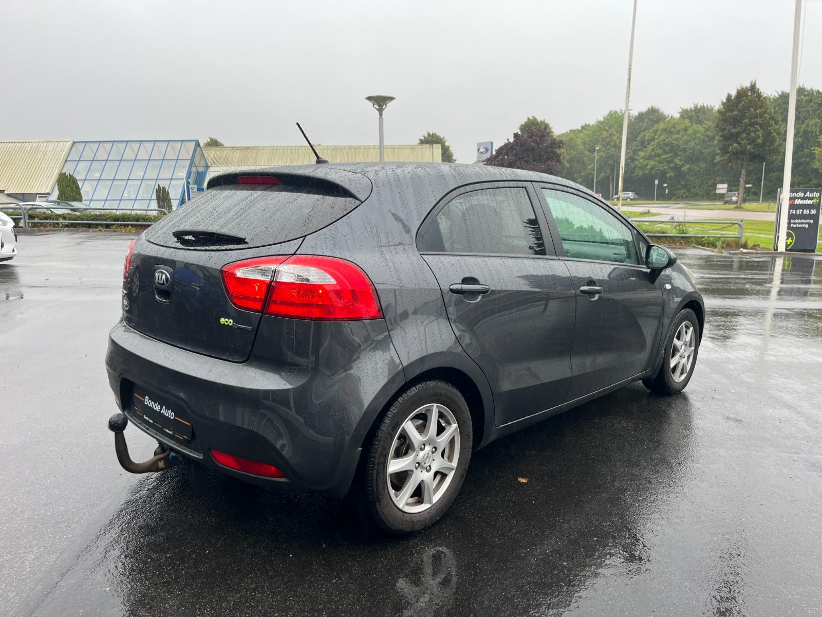 Grå Kia Rio fra 2014