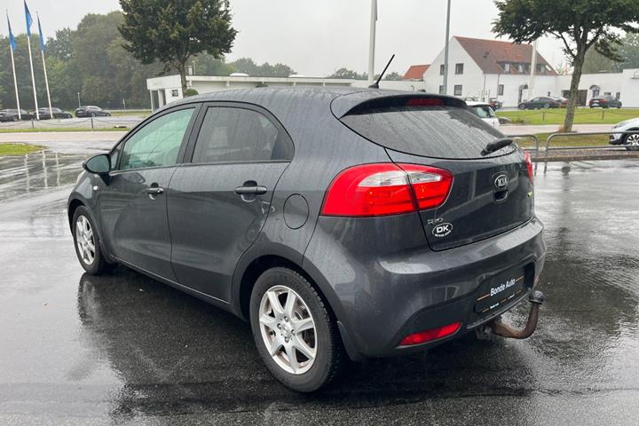 Grå Kia Rio fra 2014
