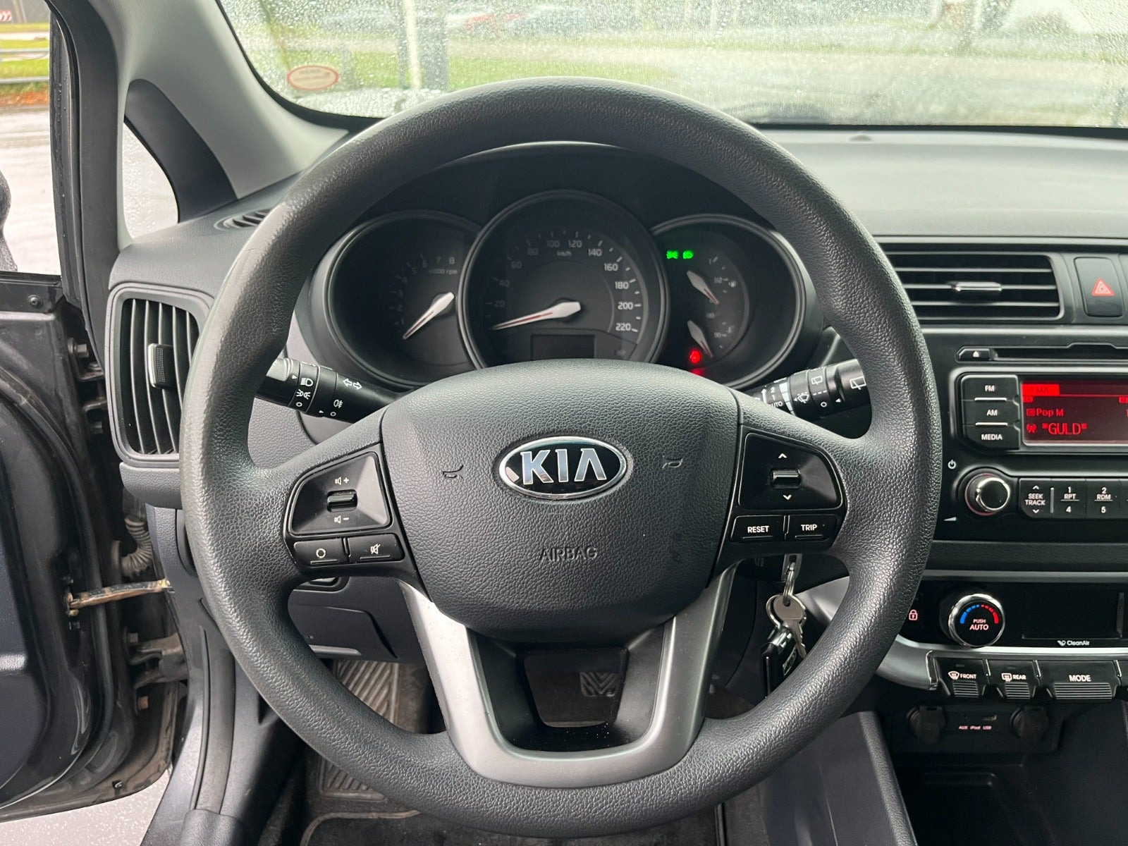Grå Kia Rio fra 2014