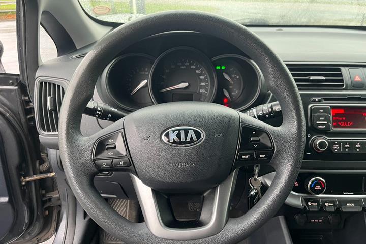Grå Kia Rio fra 2014