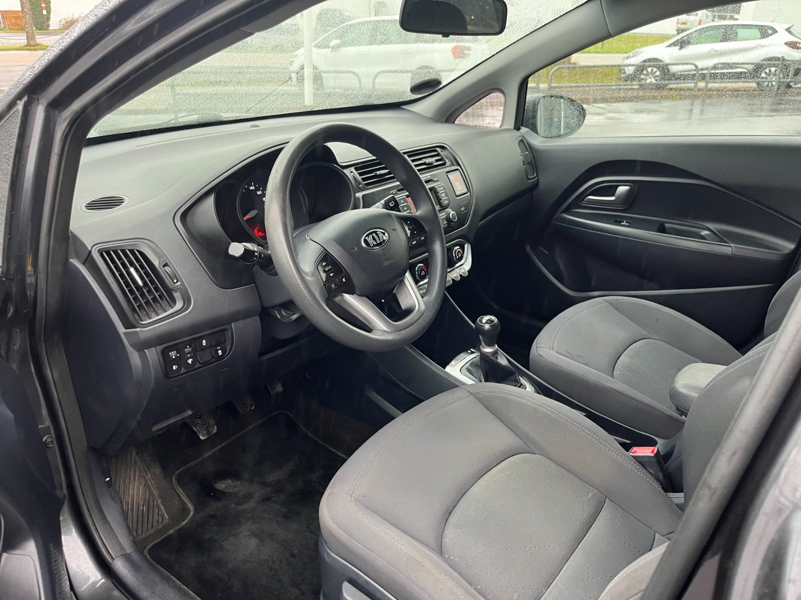 Grå Kia Rio fra 2014
