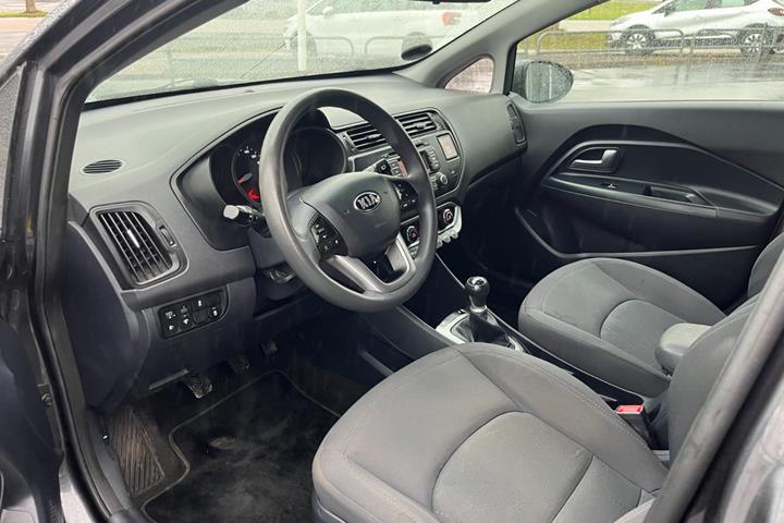 Grå Kia Rio fra 2014