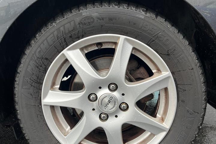 Grå Kia Rio fra 2014