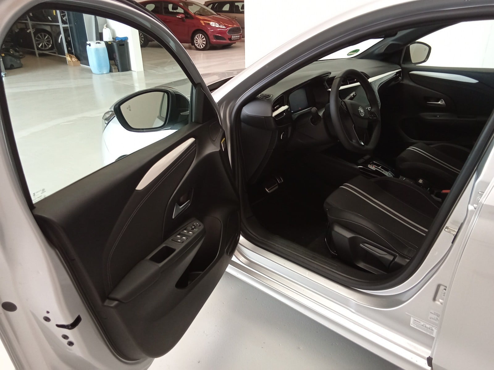 Sølv Opel Corsa-e fra 2024