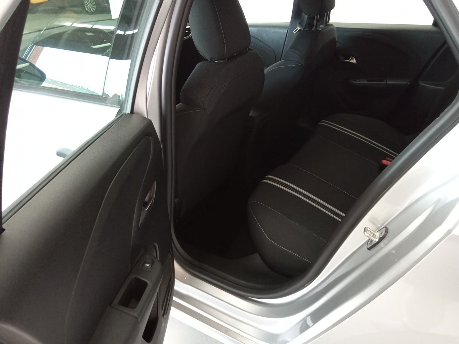 Sølv Opel Corsa-e fra 2024