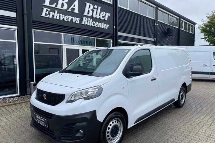 Hvid Peugeot Expert fra 2024 set udefra