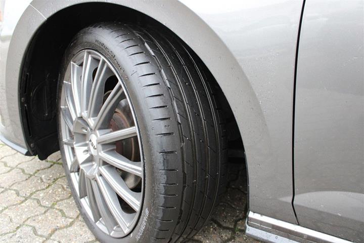 Grå VW Polo fra 2019