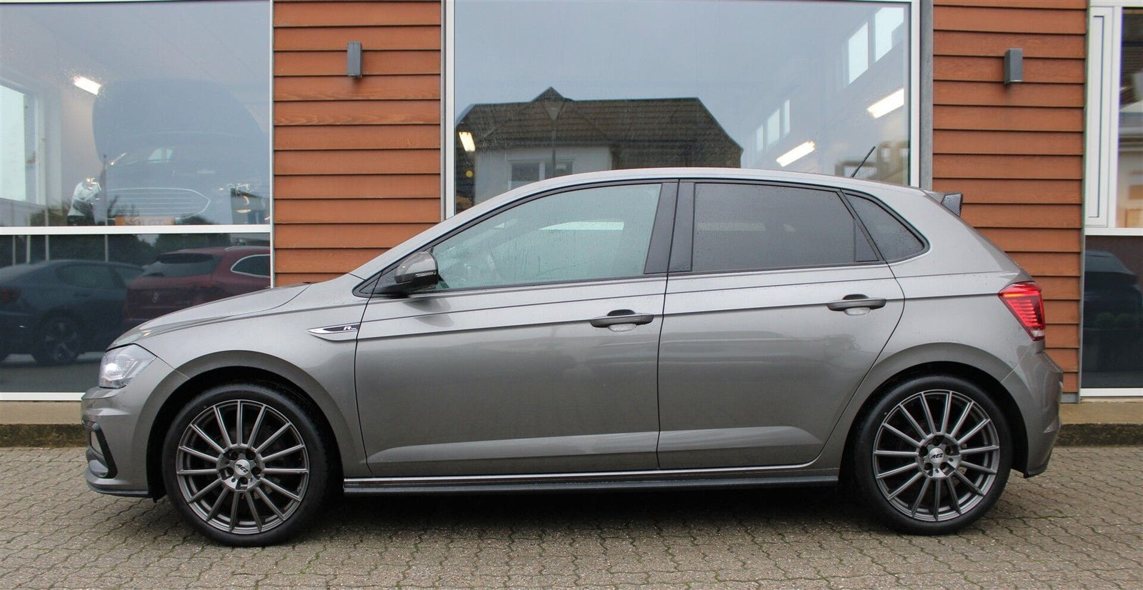 Grå VW Polo fra 2019