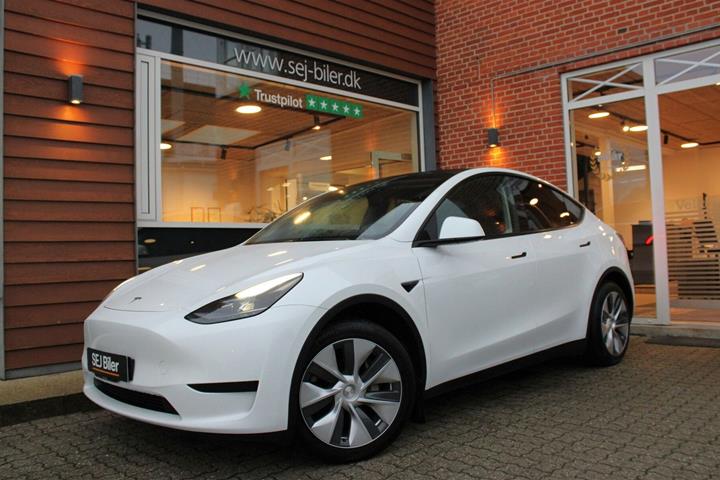 Hvid Tesla Model Y fra 2023