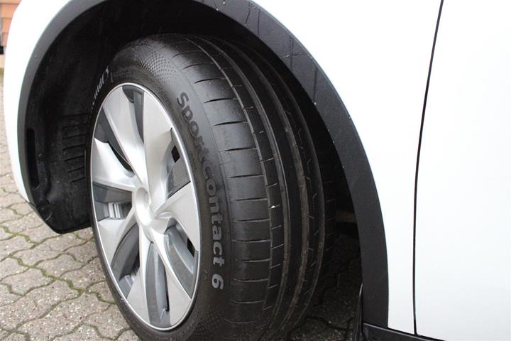 Hvid Tesla Model Y fra 2023