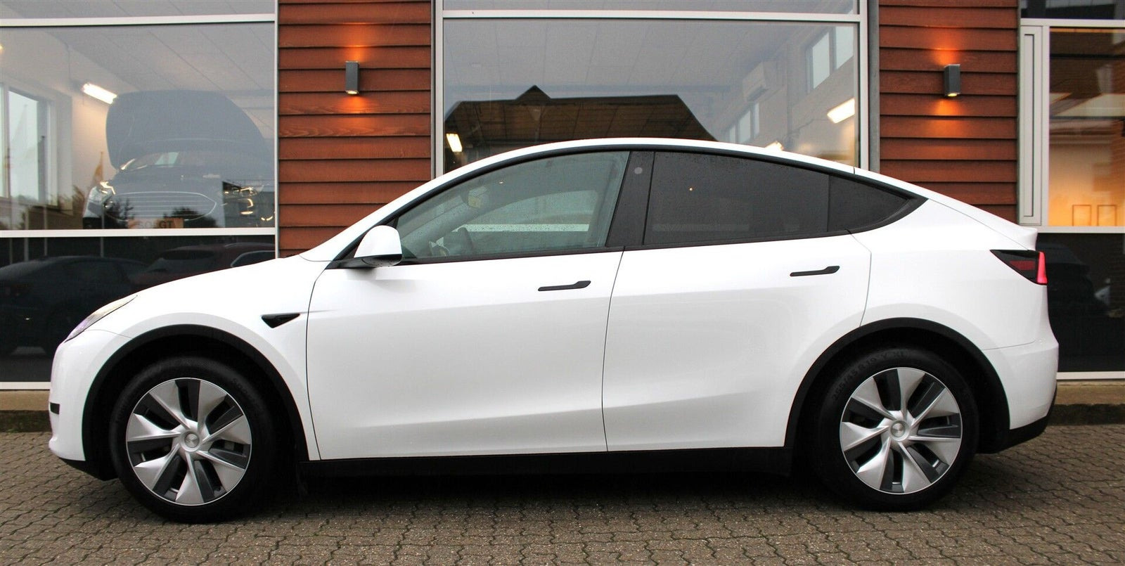 Hvid Tesla Model Y fra 2023